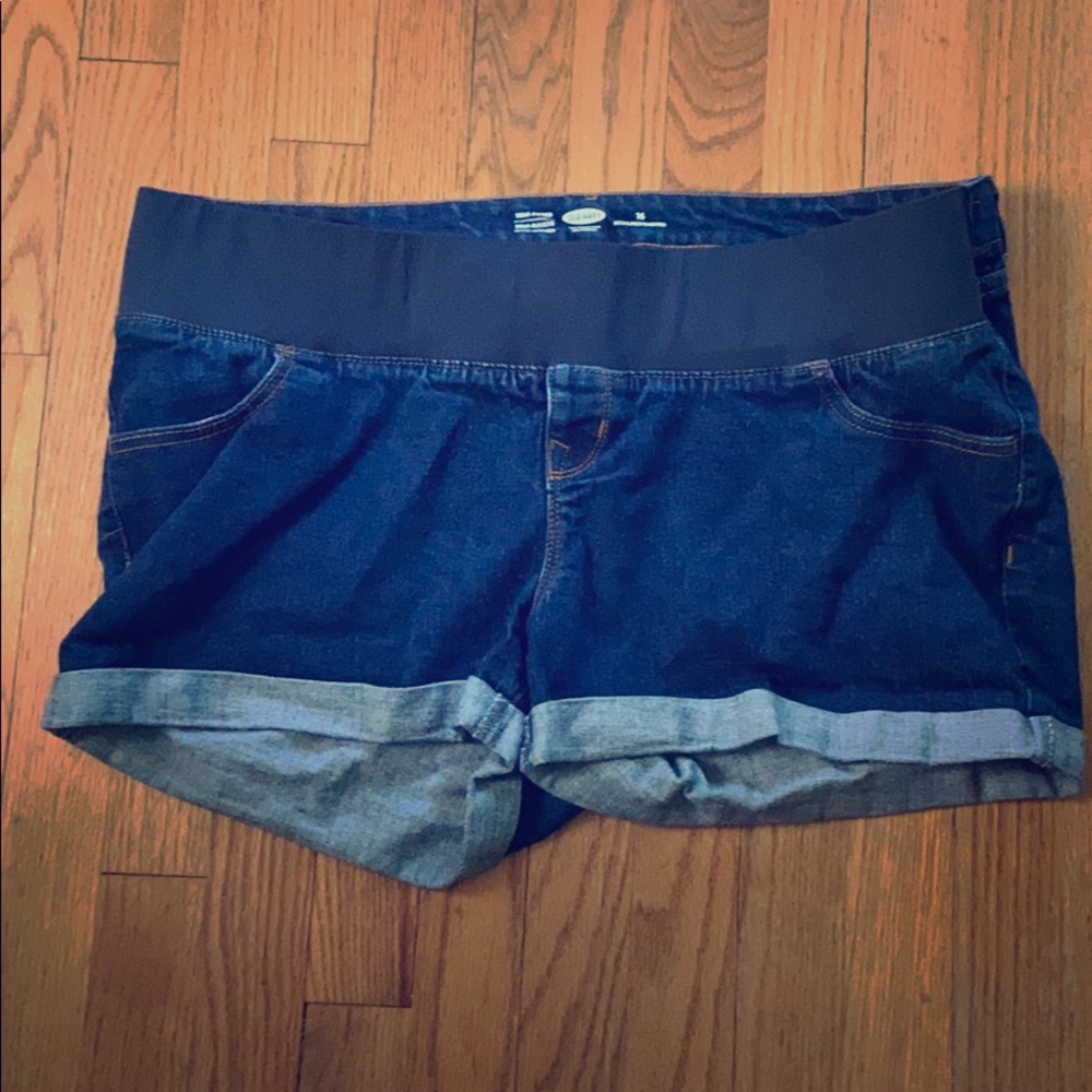 Old navy semi-fitted Maternity shorts
